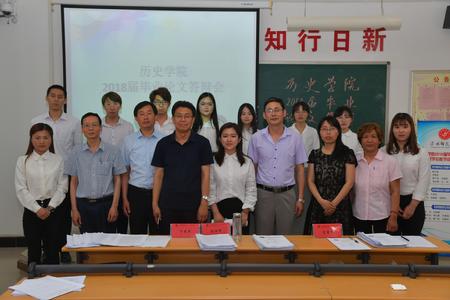 云校与答辩教师学生合影