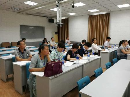 文科组评委认真听课